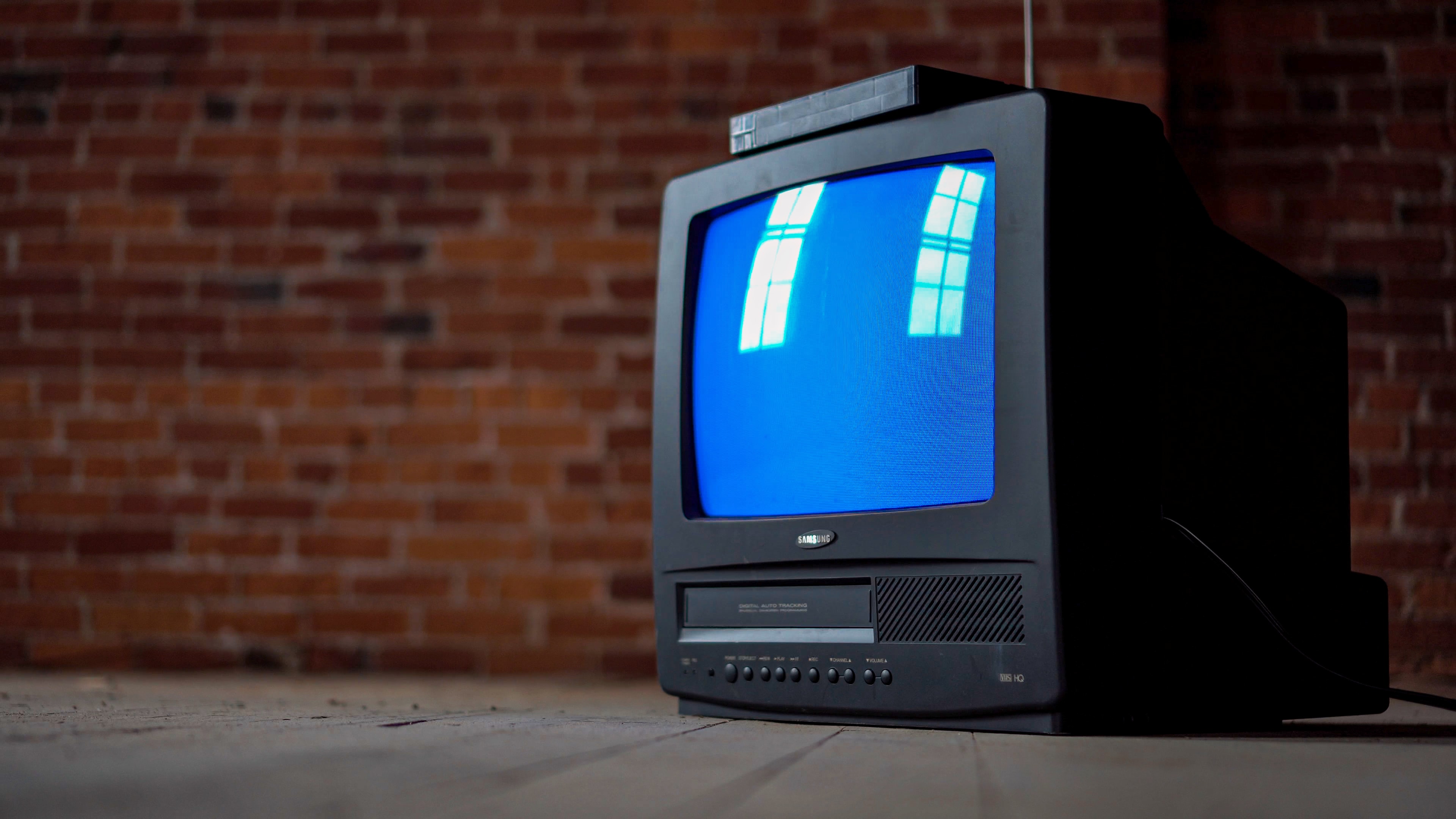 tv vintage pavimento.jpg